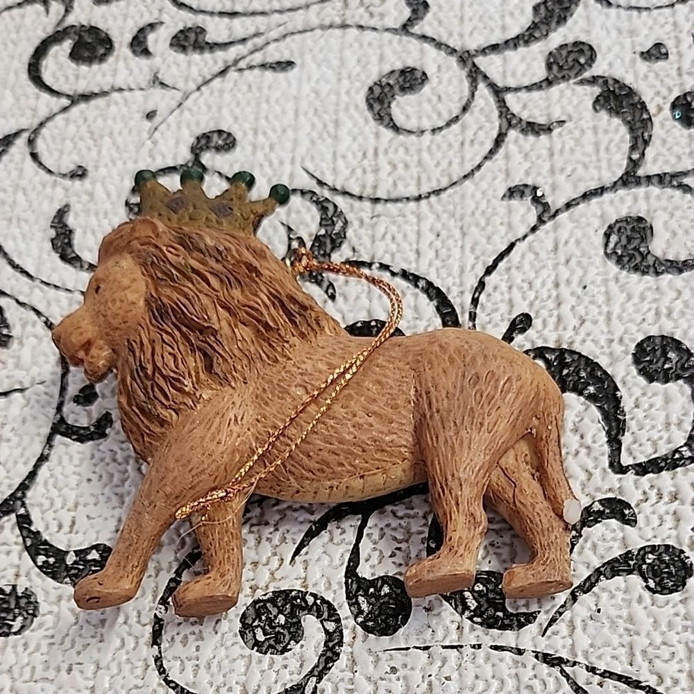 Lion  with Crown Ornament